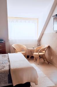 sypialnia z 2 łóżkami, stołem i krzesłami w obiekcie Vila Safin w Popradzie