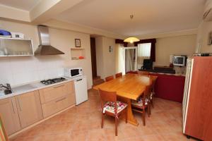 Kuchyňa alebo kuchynka v ubytovaní Apartments El Corsaro