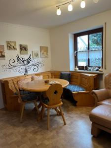 ein Wohnzimmer mit einem Tisch und einem Sofa in der Unterkunft Appartementhaus Silke in Bad Füssing