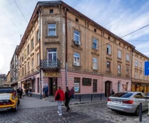 リヴィウにある3 кім квартира по вулиці Котлярська біля Оперного театруの建物前を歩く人々