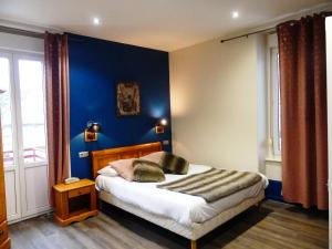 Postel nebo postele na pokoji v ubytování Logis Hotel Des Bains