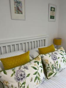un letto con due cuscini sopra di No5 at 53 - 2 bed apartment in Leek, Staffs Peak District a Leek