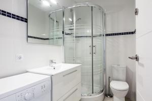 uma casa de banho com um chuveiro, um WC e um lavatório. em Bright Apartment with Balconies em Barcelona