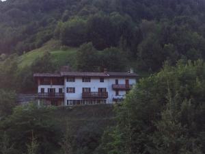 ein Haus an der Seite eines Hügels mit Bäumen in der Unterkunft Casa di Montagna San Colombano in San Colombano