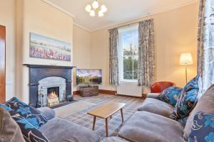 ein Wohnzimmer mit einem Sofa und einem Kamin in der Unterkunft The Presbytery Coniston in Coniston