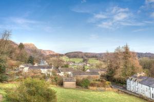 una vista aérea de una localidad con casas y árboles en The Presbytery Coniston en Coniston