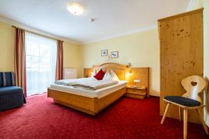 Postel nebo postele na pokoji v ubytování Hotel Breitlehenalm