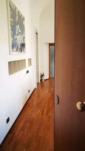 un corridoio con pavimento in legno e un dipinto sul muro di Finestre sul Teatro - Catania - Parking included a Catania