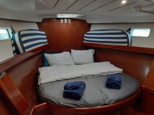 una cama pequeña en la parte trasera de un barco en Erima, en Puerto Calero