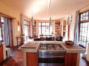 cocina con fogones en una habitación en The River Villa, en Magaliesburg 22 fotos más