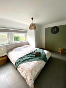 1 dormitorio con 1 cama grande en una habitación en Vakantievilla 3 Beaufort, en Nieuwpoort