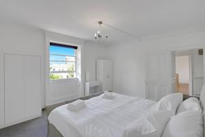 Una cama o camas en una habitación de Hamilton Apartments hosted by Maysa London