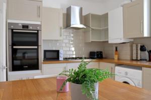 Una cocina o cocineta en Hamilton Apartments hosted by Maysa London