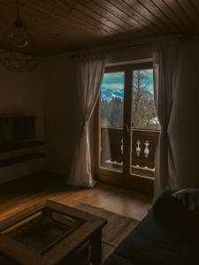 uma sala de estar com uma grande janela com vista em Kuhlinarik Apartment em Prama