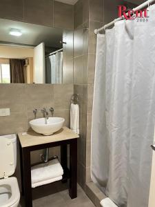 baño con lavabo y cortina de ducha blanca en Rent2888 Italiano en Buenos Aires