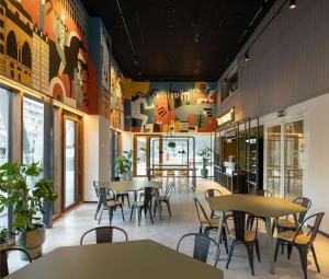 Kora Green City - Aparthotel Passivhaus tesisinde bir restoran veya yemek mekanı