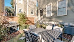 un patio con tavolo e sedie di fronte a una casa di Huge 5 bed, 5 bath in Historic Downtown Savannah a Savannah