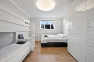 een slaapkamer met een stapelbed en een bureau bij Odinn Reykjavik Eiriksgata Apartments in Reykjavík