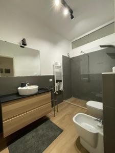 La salle de bains est pourvue d'un lavabo, de toilettes et d'un miroir. dans l'établissement •TO ROME WITH LOVE•, à Rome