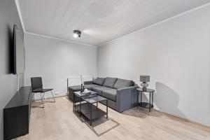 una sala de estar con un sofá y una mesa en Odinn Reykjavik Eiriksgata Apartments, en Reikiavik