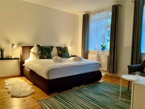 1 dormitorio con 1 cama con 2 toallas en VOH SUPER EXKLUSIVES LOFT, ZENTRAL, Smart-TV, Parkplatz en Vohenstrauß