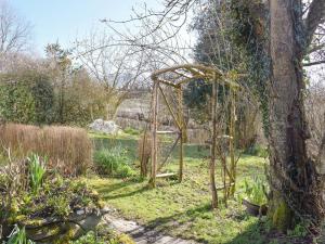 Tynlon Villa في Bronant: أرجوحة قديمة في حديقة بجوار شجرة