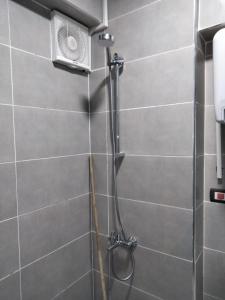 y baño con ducha con cabezal de ducha. en Luxury studio, central location, very secure, en El Cairo