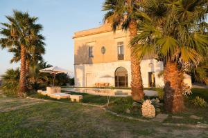 una casa con palmeras y piscina en Old Villas Greco 1888 luxury swimming pool, en Cutrofiano 61 fotos más