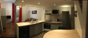 kuchnia ze zlewem i blatem w obiekcie Hyper Centre Orléans : Magnifique appartement w Orleanie
