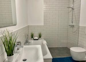 uma casa de banho com uma banheira, um WC e um lavatório. em VOH SUPER EXKLUSIVES LOFT, ZENTRAL, Smart-TV, Parkplatz em Vohenstrauss