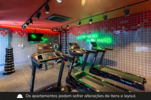 een fitnessruimte met 2 loopbanden in een kamer bij Charlie Brooklyn Studios in Sao Paulo