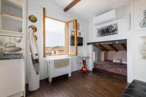 um pequeno quarto com uma cama e uma janela em Panoramic lovely time em Siena