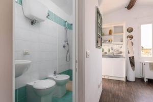 uma casa de banho com um WC e um lavatório em Panoramic lovely time em Siena