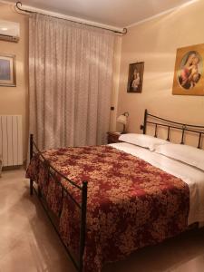um quarto com uma cama grande e um cobertor vermelho em Villa italia em Policoro