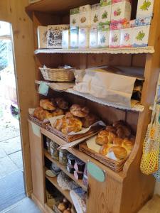 a shelf filled with lots of different types of bread at Friedlis Buurehof in Affoltern