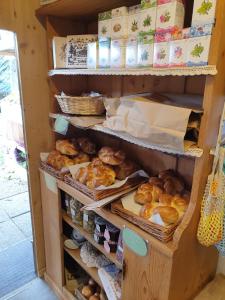 un estante lleno de muchos tipos diferentes de pan en Friedlis Buurehof, en Affoltern