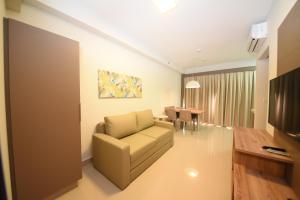 Park Veredas Resort في ريو كوينتي: غرفة معيشة مع أريكة وطاولة
