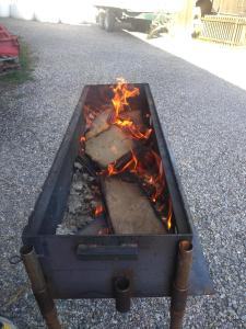 una parrilla con fuego en medio de la calle en Friedlis Buurehof, en Affoltern