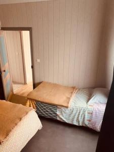 a small bedroom with a bed and a mirror at Appartement Centre ville in Millau