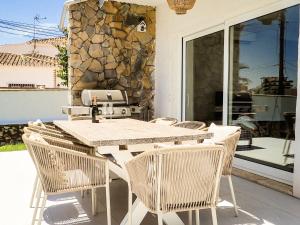 een houten tafel en stoelen op een patio bij Villa Fresa in Fuengirola