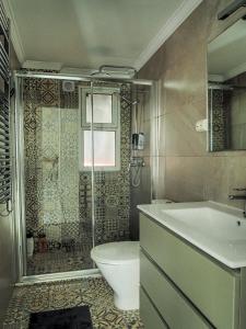 a bathroom with a shower and a toilet and a sink at Villa Fresa in Fuengirola