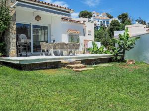 eine Gruppe von Stühlen auf einer Terrasse im Hof in der Unterkunft Villa Fresa in Fuengirola