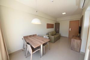 - un salon avec une table en bois et un canapé dans l'établissement Park Veredas Resort, à Rio Quente