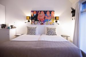 um quarto com uma cama e um quadro na parede em Mariafarm em Zevenbergen