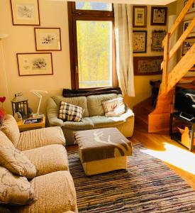 uma sala de estar com um sofá e uma mesa em A casa di Gio' em Bosco Gurin