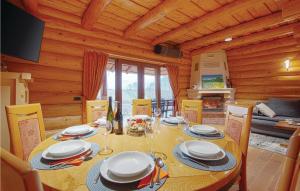 - une salle à manger avec une table dans une maison en bois dans l'établissement Pet Friendly Home In Kelemen With Wifi, à Kelemen