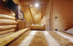 Dormitorio en cabaña de madera con cama y TV en Pet Friendly Home In Kelemen With Wifi en Kelemen