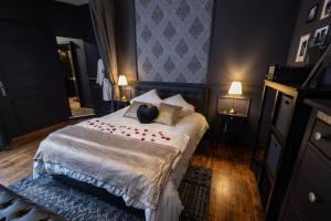 um quarto com uma cama com duas almofadas em Urban Spa Romantique Chic em Troyes