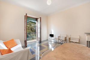 uma sala de estar com um sofá e uma janela em Casa Dante - Arenzanohost em Arenzano