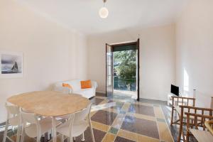 uma sala de estar com mesa e cadeiras em Casa Dante - Arenzanohost em Arenzano